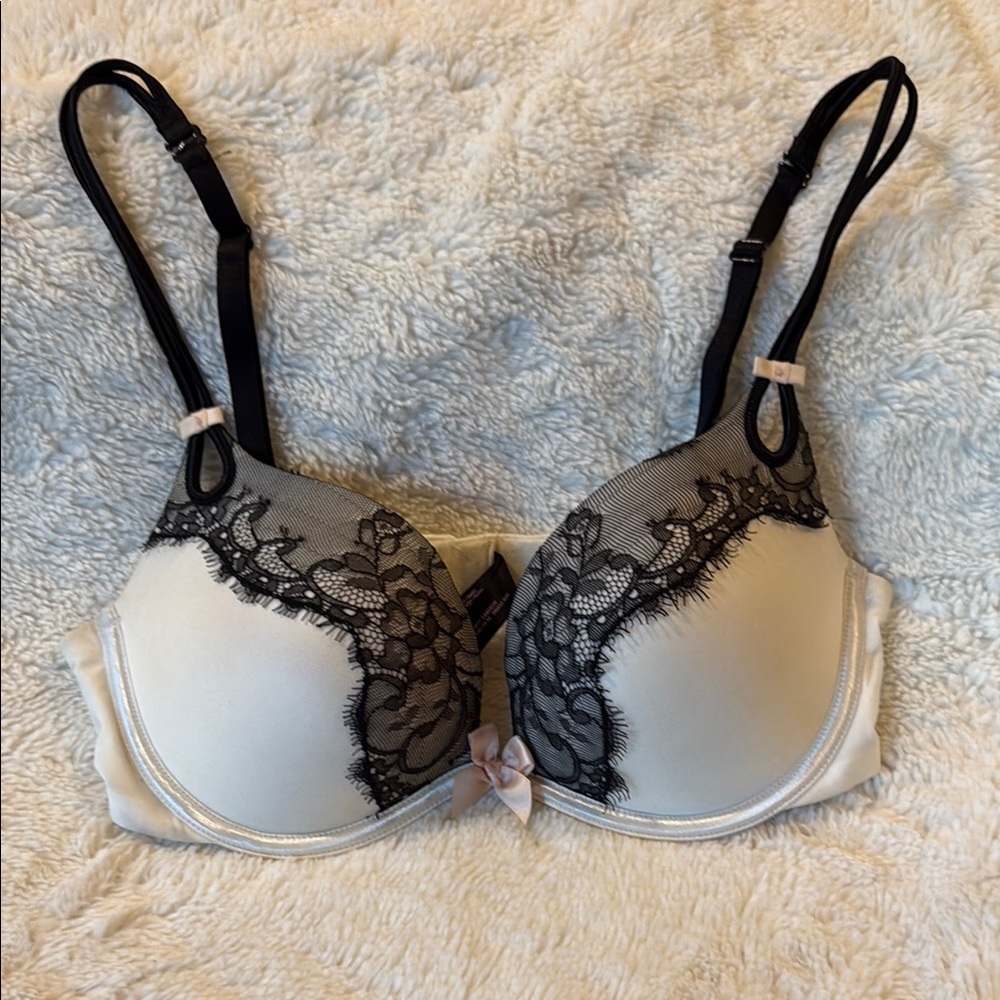 Victoria’s Secret Elegant Lace Trimmed Plunge Push Up Bra in Black and White